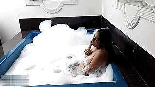 Chica with fetish for two men uses toy while fucking friend and gets so excited to orgasm in pleasure - porno en español