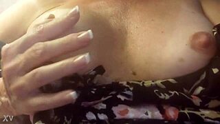 petite milf with huge clit, you wanna see me masturbate?