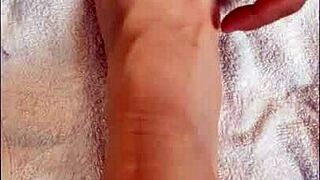 Chatting with followers while showing off my sexy barefoot feet 😘