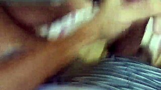 Smal brasiliansk kille med enorm monsterkuk ger runka-instruktioner i solo sovrum