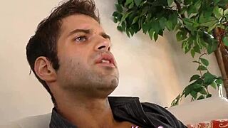 Šľapka v podpätkoch šuká veľký čierny kokot pri medzirasovom kukold humilenácii s facialom