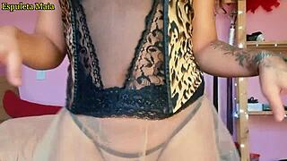 I see this morena gostosa showing lingerie with natural tits and rebolando solo