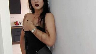 Αθώα παρθένα μαθαίνει anal fisting