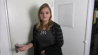 Důležité Nezapomenout Na Fousání s Křivkou Blondýnkou Hluboko V Hrdle na Obrovském Čuráku