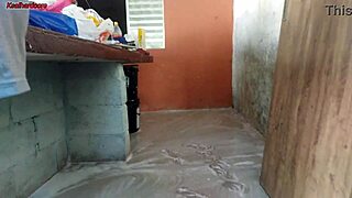 Minha esposa saiu e a empregada baixinha gostosa pegou meu pau e colocou dentro dela na área de casa