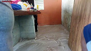 Minha esposa saiu e a empregada baixinha gostosa pegou meu pau e colocou dentro dela na área de casa