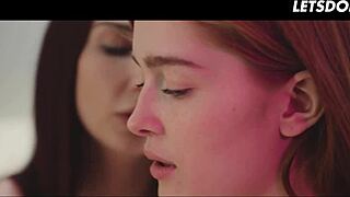 Hermanastra lesbiana acaricia con cariño a su novia hasta hacerla gozar - eso saben las chicas.