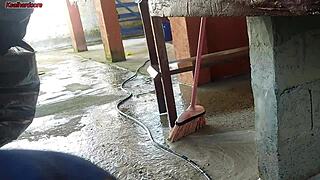 Minha esposa saiu e a empregada baixinha gostosa pegou meu pau e colocou dentro dela na área de casa