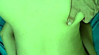 Entregando la colita su primer anal