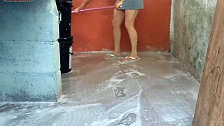 Minha esposa saiu e a empregada baixinha gostosa pegou meu pau e colocou dentro dela na área de casa