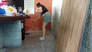 Minha esposa saiu e a empregada baixinha gostosa pegou meu pau e colocou dentro dela na área de casa