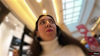 18+ tøs pisser public i jeans på indkøbscenter med flashing fetish