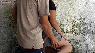 Minha esposa saiu e a empregada baixinha gostosa pegou meu pau e colocou dentro dela na área de casa