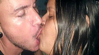 Hvem kommer først taper i kyss-utfordring på klubben?