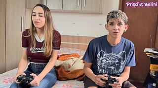 gozei gostoso sentando no pau do meu meio irmão quando madrasta saiu