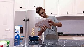 Chaval De 18 Años Triunfa Con Su Canguro Mientras Sus Padres No Estan En Casa. El Babysitter Y El Sexo Prohibido Contrastan En Esta Escena Intrigante.