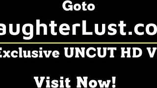 Nevlastní tatínci trénujou hlubokou penetrací, až se holkám kroutí prsty v divoký orgii