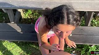 שומר רואה כוסית רזה שובבה 18+ בגן פרטי מזיין דוגי נוף ים