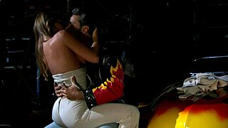 금발 년 하이힐 피시넷으로 야외 애널 크림파이 받고 구멍 벌려