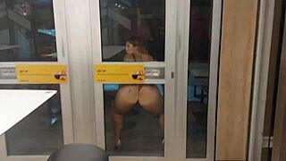 Peladinhas No Drive Thru Casadinhas Putas Dão Show No Mêqui E Segurança Quer Entrar Na Foda