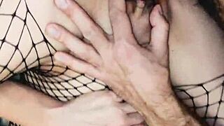 Érett vékony feleség próbálja a házi análit harisnyában nyalással
