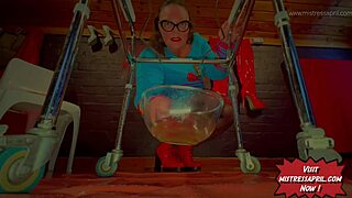 Domina mistress April dominerer Ipanema-pigen med kæmpe horny huller til double fisting i kinky femdom trekant