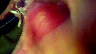 Calcinha da madrasta ganha gozada suja e melada