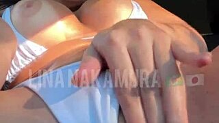 Japonesa gostosa Lina Nakamura CHUPA e SENTA até secar todo leite da ROLA PRETA de John Coffee no estacionamento