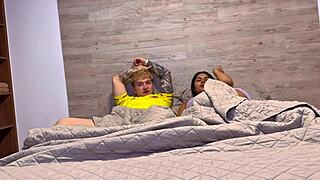 solos en casa con mi perra hermanastra mirando netflix termina en una buena follada