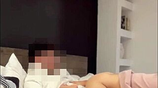 Flaca cachonda de Tinder monta y chupa verga sin parar hasta tragarse toda la leche