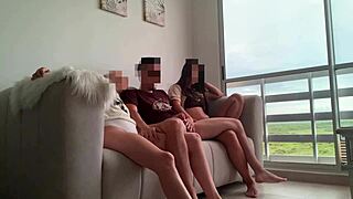 😈 mi mejor amiga y su hermanastra me llaman para una peli en casa pero terminamos en trio mff chupando polla grande 🔥