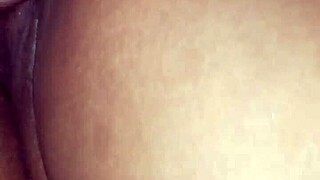 Mi novia me hace venir en el baño con una mamada que le doy, she's bisexual and we get into squirting action too.