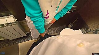 läraren sprutar hårt i mina trosor i skoltoaletten nu!