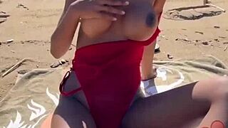 encuentro un negro vergon en la playa y le chupo la verga y me bebo su leche