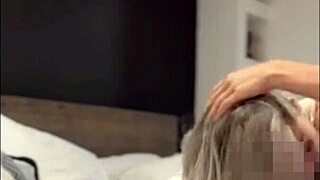 Flaca cachonda de Tinder monta y chupa verga sin parar hasta tragarse toda la leche