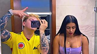 solos en casa con mi perra hermanastra mirando netflix termina en una buena follada