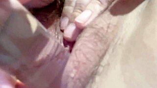 Nainen käyttää pitkää lasidildoa soolossa kotivideolla