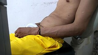 un latino en chaleur qui sort sa grosse bite oops