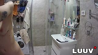 Gata linda Alice no banho pelada no reality amador