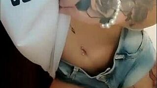 safada shows off her big ass and tits in tight jeans without panties, hairy pussy exposed completely