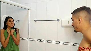 ele me pegou de surpresa no banheiro me fez engolir sua piroca gigante at� o talo e me comeu de quatro