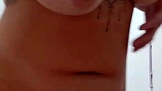 Tentando convencer meu macho a largar a mulher dele com jovens exibicionistas.