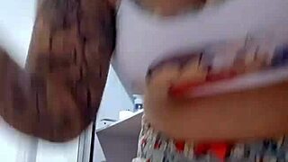 Tentando convencer meu macho a largar a mulher dele com jovens exibicionistas.