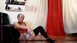 Charlie Se Baise La Chatte Avec Un Énorme Sextoy