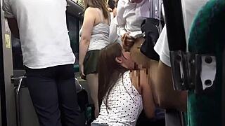 きれいなお姉さんがバスの中で若い男性を誘惑しちゃう 😘