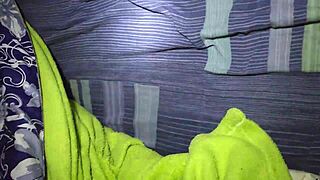 encuentro a la mama de mi mejor amigo recostada en mi cama