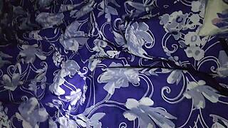 encuentro a la mama de mi mejor amigo recostada en mi cama