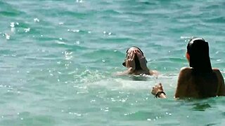 Hey, check out Regina Blandón's appearance with pezón moment in Como Novio de Pueblo from 2019.