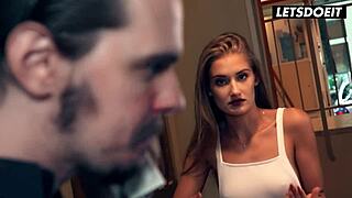 Gadis 18+ pantat sempurna horny naik cowgirl di asrama hotel buat seks kinky