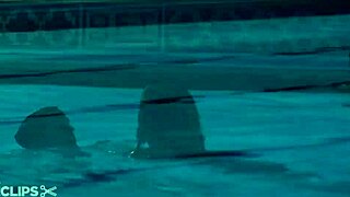 O que rola com a garota famosa depois da aula de natação em HD?